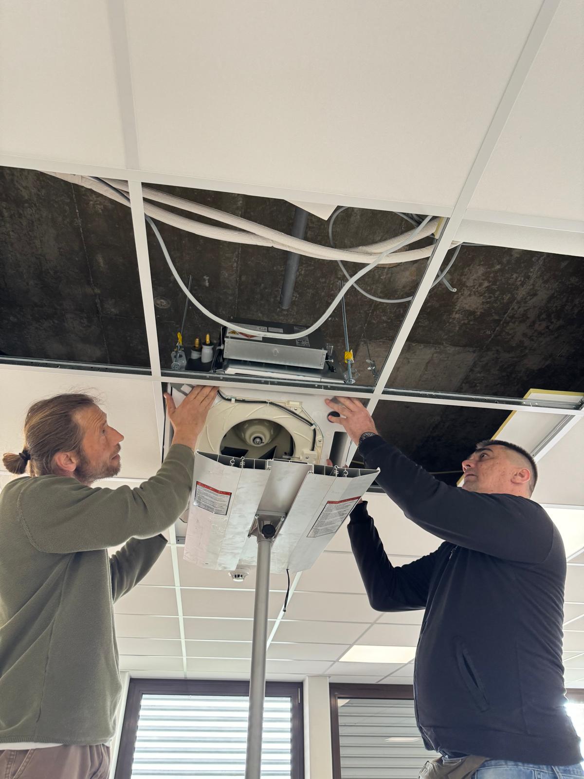 BlagoTech Team bei der Montage einer Deckenkassette